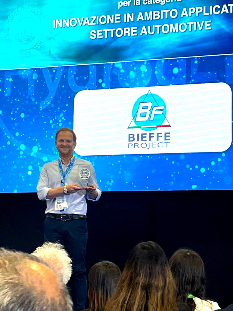Niccolò Barone ritira il Premio IHTA 2025 assegnato a Bieffe Project pèer il progetto del veicolo ad idrogeno e supercap "Mimì"